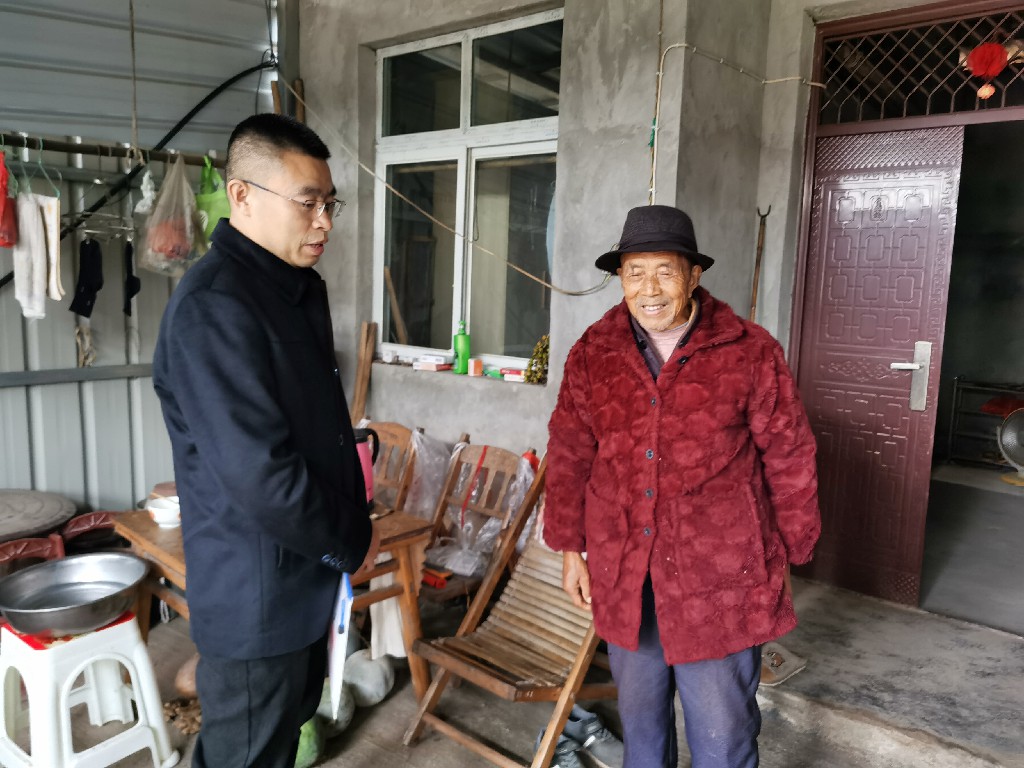 死海度假区党工委副书记杨前2020年10月27日入户看望问候河边镇花竹林村贫困户代世学.jpg