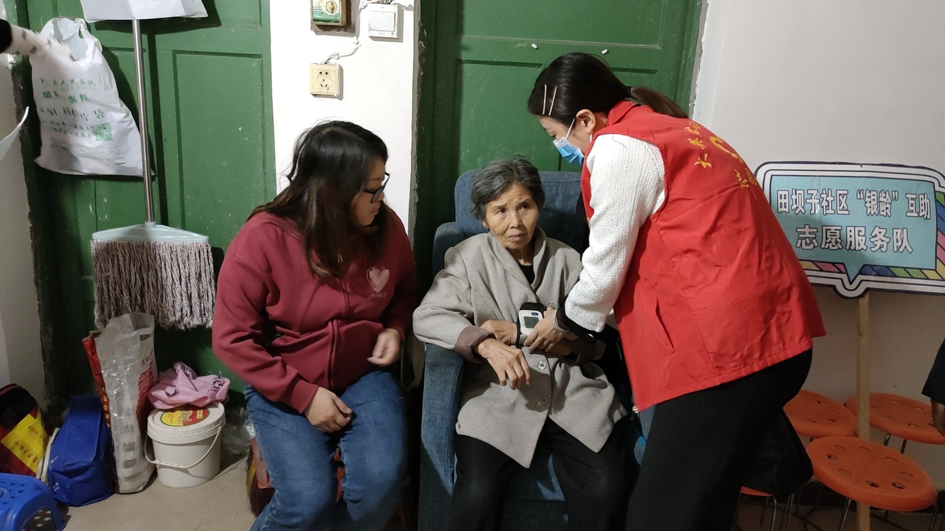2023.10.19 田坝子社区“银铃”志愿服务队入户为留守老人开展义诊 (2).jpg